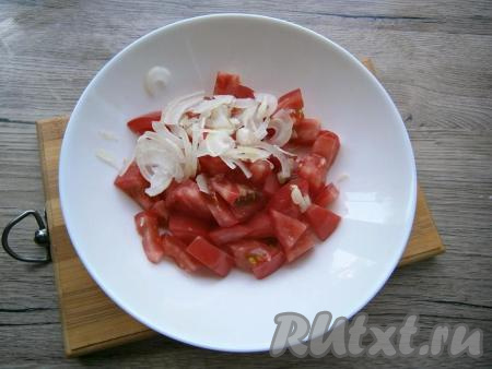 Лук и чеснок очистить. Спелые, но тугие помидоры нарезать средними кубиками, добавить нарезанный тонкими полукольцами или четвертинами репчатый лук.