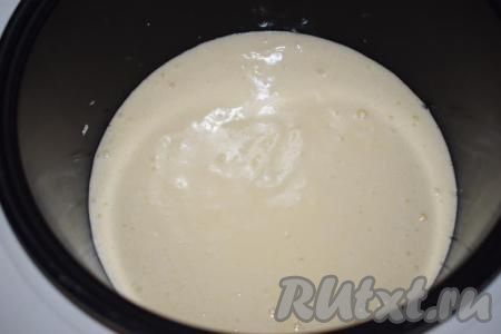 Далее смазываем стенки чаши мультиварки растительным маслом (при выпечке бисквита в духовке мы этого не делаем - в этом особенность). Для того чтобы готовый бисквит было легко извлечь из чаши мультиварки, на дно чаши кладем круг, вырезанный из фольги или пергамента. Выливаем наше тесто.