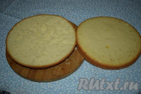 Охлаждаем наш бисквит не менее 2-3 часов, а лучше оставит его на ночь, а на утро разрезать на коржи.