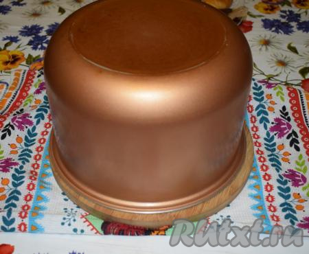 Накрываем чашу мультиварки тарелкой и переворачиваем вверх дном. Бисквит легко выйдет из чаши.