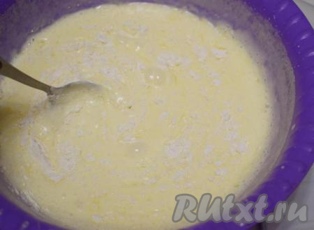 Во взбитые яйца&nbsp; по столовой ложке добавляем муку и аккуратно, чтобы не повредить пузырьки нашей взбитой массы, перемешиваем ложкой (или лопаткой).