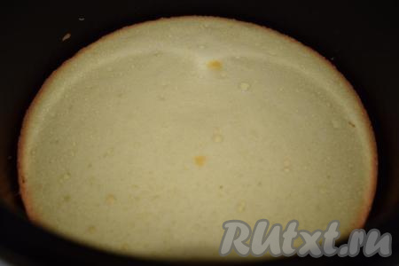 Ставим мультиварку (у меня мультиварке Редмонд) на режим "Выпечка" или "Мультиповар", выбрав температуру 160 градусов и время приготовления 1 час. Закрываем крышку мультиварки и оставляем бисквит выпекаться, не заглядывая внутрь, чтобы он случайно не опал. По истечении времени выключаем мультиварку и оставляем бисквит постоять 5-7 минут. За это время бисквит немного сожмется и после этого его легко будет достать из чаши.