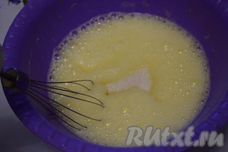 Затем, увеличивая скорость миксера, начать постепенно добавлять по 2-3 столовые ложки сахара и продолжать взбивать, пока весь сахар не растворится (взбивать, примерно, 10 минут).