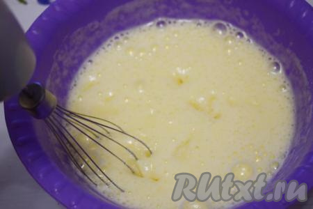 Взбивать яйца до пышной пены. В общей сложности яйца должны взбиваться 12-13&nbsp;минут и, даже если яйца взбились раньше, не игнорировать продолжительность взбивания, так как долгое взбивание сделает в дальнейшем бисквит пышным и однородным.