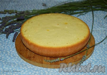 Освобождаем донышко от фольги или пергамента. Бисквит готов.