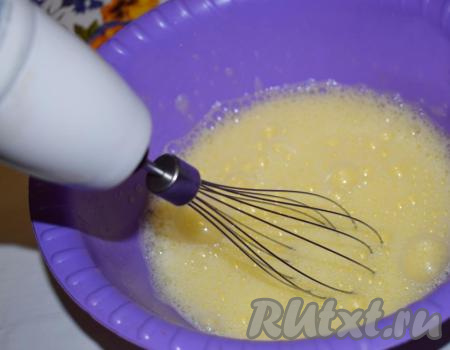 Взбивать яйца сначала на медленной скорости миксера в течение 3&nbsp;минут.