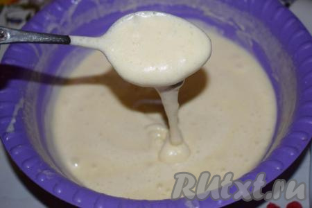 Когда вся мука добавлена, вымешиваем массу до однородности круговыми движениями ложки, как бы поднимая массу снизу вверх. Готовое тесто для бисквита получается лёгким, воздушным и по консистенции напоминает сметану (как на фото).