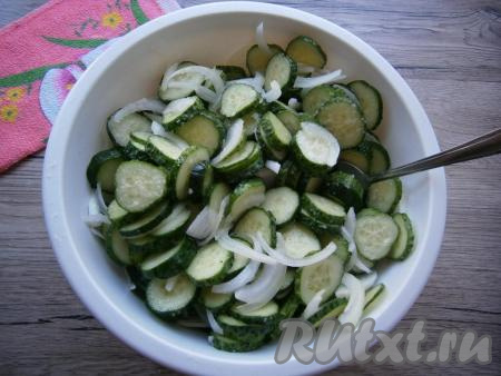 Хорошенько огурцы перемешать и оставить их на 3 часа. Каждый час огурцы следует перемешивать.