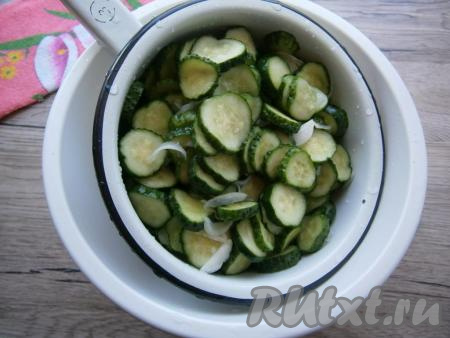 Затем огурцы выложить в дуршлаг и промыть их хорошо проточной водой. Дать воде стечь.