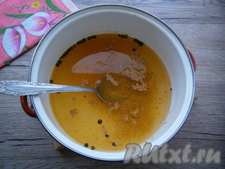 Приготовить в кастрюле маринад: налить яблочный уксус, добавить зерна горчицы, душистый перец, всыпать сахар и куркуму, перемешать.