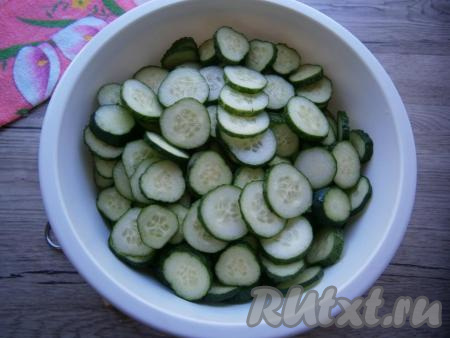 Нарезать огурцы кружочками, толщина которых должна быть не более 0,5 см.