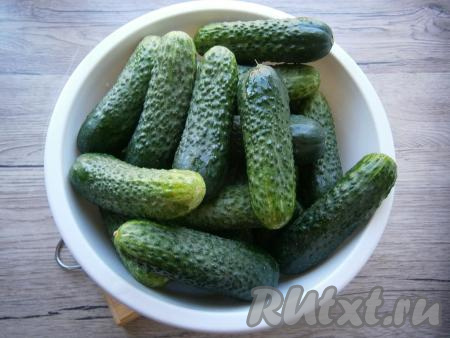 Небольшие молоденькие огурчики хорошо вымыть, замочить на 1-2&nbsp;часа в холодной воде.