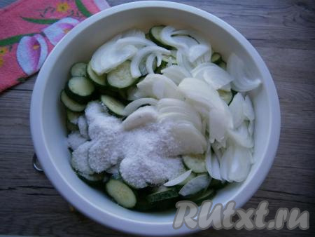 Добавить нарезанный тонкими полукольцами или четвертинами репчатый лук и всыпать соль.