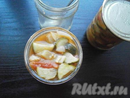 Поместить таз на средний огонь, довести воду до кипения. Стерилизовать салат с момента закипания воды около 30 минут, после чего чистой (стерильной) ложкой разложить салат из одной банки по двум оставшимся, наполняя их доверху.&nbsp;