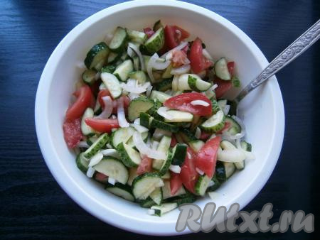 Всыпать соль и салат перемешать. Оставить его на 1 час.