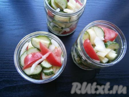 Три баночки хорошо вымыть и обсушить, крышки прокипятить. Наполнить баночки салатом вместе с выделившейся жидкостью. Жидкости должно быть больше половины банок, если мало - долейте кипятком.