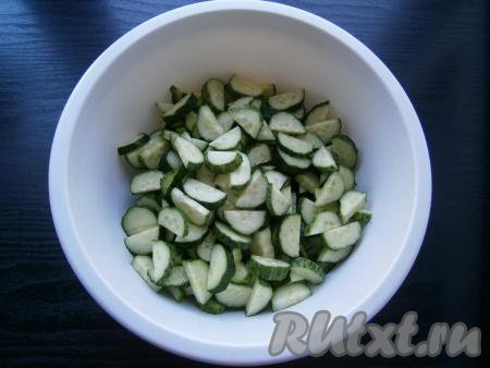 Огурцы хорошо вымыть, нарезать в миску полукружочками толщиной 0,5 см.