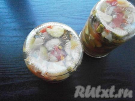 Продолжить стерилизацию еще 10 минут при кипящей воде на среднем огне в тазу. Далее банки закатать, перевернуть и укутать.