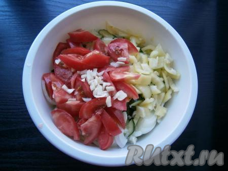Сюда же добавить нарезанные дольками помидоры и измельченный чеснок.