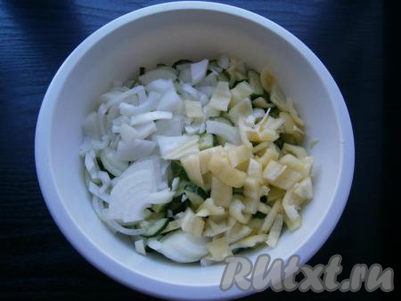 Лук и чеснок очистить, из болгарского перца удалить семенную коробку. К нарезанным огурцам добавить лук, нарезанный четвертинами, и болгарский перец, нарезанный длинными кусочками.