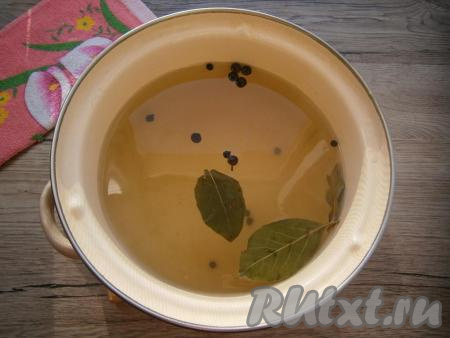 Приготовить маринад: в кастрюлю налить воду, добавить сахар, соль, лавровые листья, горошины душистого и чёрного перцев, довести до кипения, проварить минут 5 на слабом огне.