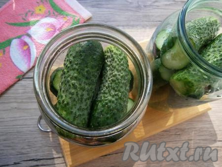 Плотно наполнить огурцами банки.