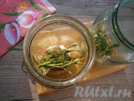 Сюда же добавить веточки укропа.