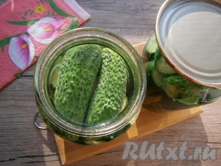 Банки с огурцами залить кипящей водой, накрыть прокипяченными крышками и оставить минут на 10.