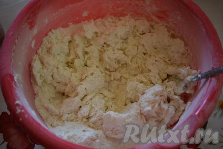 И начинаем замешивать тесто, сначала вилкой, чтобы не обжечься, а затем руками.