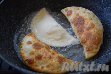 Чтобы халюжи получились пышными и пупырчатыми, в процессе жарки с помощью ложки поливаем разогретым маслом, в котором они жарятся, ту сторону халюжей, которая находится сверху. В это время халюжи начнут раздуваться и пузыриться, переворачиваем и жарим вторую сторону до румяной корочки.