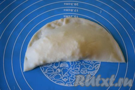 Накрываем начинку второй половинкой теста и плотно сдавливаем края халюжей пальцами. Затем обрезаем лишнее тесто при помощи тарелки по кругу (также можно обрезать тесто катком для чебуреков).&nbsp;Выход по данному рецепту - 20 штук, так как из обрезков&nbsp;теста получаются еще 3-4 штуки.