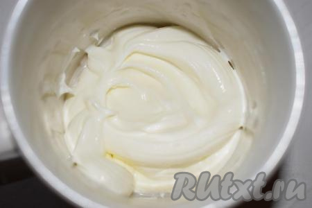 В стакан кладем сметану, соль и заливаем до верха горячей водой (температура воды, примерно, 85 градусов).&nbsp;Сметану можно заменить на 3 столовые ложки сливок&nbsp;жирностью&nbsp;33%  или на 0,5 стакана молока, тесто будет немного отличаться, но вкусно будет в любом случае.