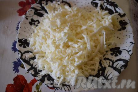 В это время займемся приготовлением начинки, для этого натрем адыгейский сыр на крупной терке и, если сыр не соленый, немного посолим его по вкусу.