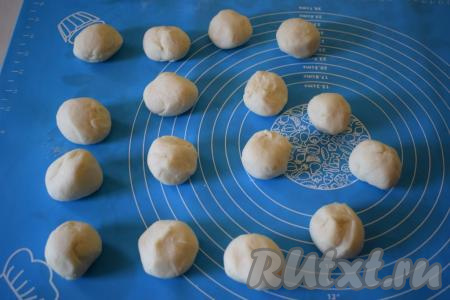 Отлежавшееся тесто слегка вымешиваем и делим на 16 равных частей.