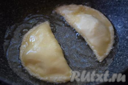 Присыпаем досочку мукой и выкладываем наши заготовки. Халюжи&nbsp;с начинкой из адыгейского сыра готовы к жарке.&nbsp;Если вы не планируете сразу жарить халюжи, то их можно заморозить. Для этого отправляем досочку с заготовками в морозилку, а когда заготовки замерзнут, то можно их переложить в целлофановый пакет&nbsp;для дальнейшего хранения в морозилке. Хранятся они прекрасно, перед приготовлением их надо заранее достать из морозилки и дать немного оттаять, а затем приступать к жарке. Жарим халюжи на хорошо разогретой сковороде в большом количестве растительного масла.&nbsp;Даем маслу&nbsp;хорошо разогреться, затем выкладываем халюжи, по 2-3 штуки,&nbsp;и жарим с двух сторон до румяности.