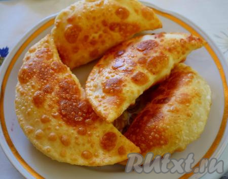 Огонь в сковороде во время жарки должен быть средним, для того чтобы изделия не сгорели снаружи и остались влажными&nbsp;внутри. Готовые халюжи выкладываем на бумажные полотенца&nbsp;для удаления лишнего жира.