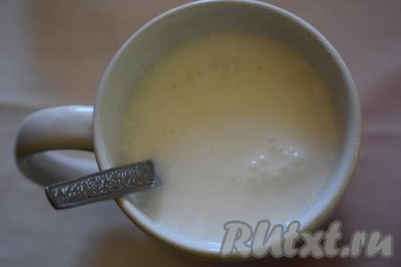 Размешиваем ложкой сметану с солью и водой до однородности.