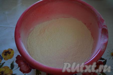 Сначала приготовим тесто. Для этого просеем муку в миску.