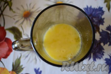 Смазываем верх и бока пирога яйцом, размешанным вилкой, при помощи кулинарной кисти и слегка присыпаем сахаром.