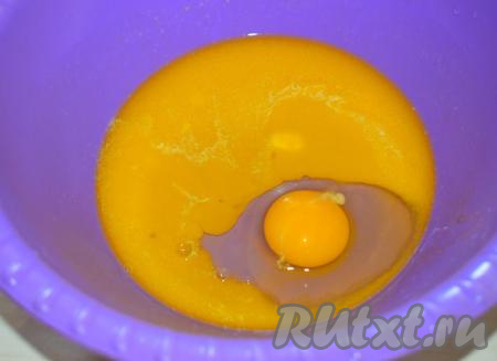 Достаем масло, немного охлаждаем его и добавляем яйцо.&nbsp;