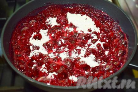 Когда сок начнет сильно пузыриться, добавляем крахмал и перемешиваем.