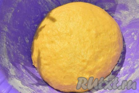 Вымешиваем тесто руками, примерно, 10 минут. Для того чтобы было удобно работать с тестом и одновременно не забивать его мукой, смажьте руки растительным маслом.&nbsp;