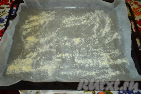 Противень застилаем пергаментом, присыпаем мукой. 
