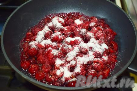 Подготовленную вишню кладем в глубокую сковороду и посыпаем сахаром.