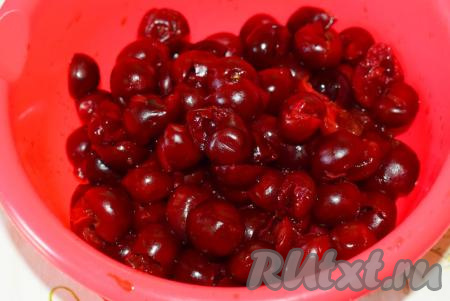 Пока тесто для пирога подходит, займемся приготовлением вишневой начинки. Для этого удалим косточки из вишни.