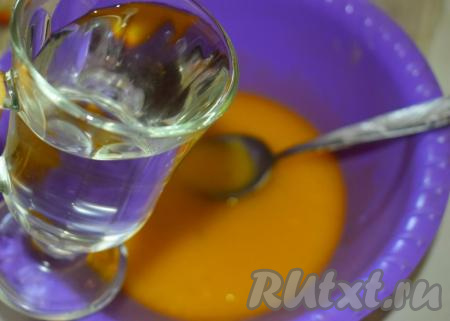 Вливаем теплую кипяченую воду (температура воды, примерно, 38 градусов).