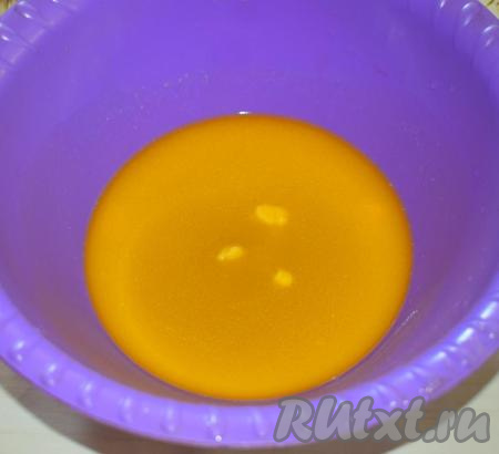 Сначала приготовим дрожжевое тесто. Для этого возьмем миску, пригодную для использования в микроволновой печи, нарежем в нее кубиками сливочное масло и поставим в микроволновку на 1 минуту (масло должно растопиться до жидкого состояния). Если у вас нет микроволновки, то можете растопить масло на газу.