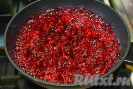 Включаем средний огонь и начинаем выпаривать сок из нашей начинки в течение минут 8, постоянно помешивая вишню.