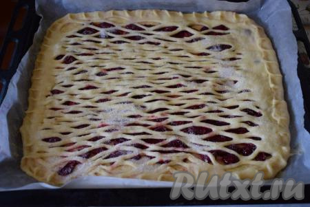 Накрываем сеточкой нашу начинку и скрепляем края пирога.