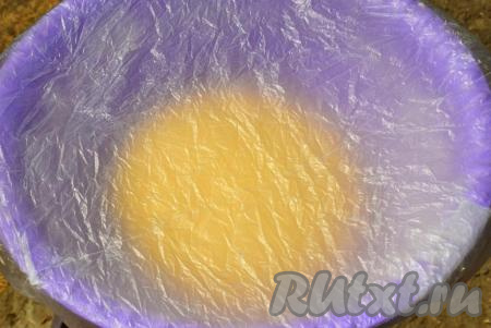 Тесто должно получиться гладким, податливым, мягким, плотным, но легким. Накрываем тесто полиэтиленом или пищевой пленкой и отправляем в теплое место для подхода на 1 час. За это время тесто должно хорошо увеличиться в объёме.